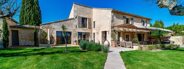 Magnifique Mas 359 m2 - terrain de 1885 m2 - piscine - dépendance - garage 