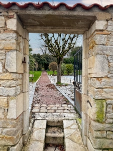 PRESTIGIOUS 10-ROOM PROPERTY NEAR LA ROCHELLE