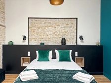 PRESTIGIOUS 10-ROOM PROPERTY NEAR LA ROCHELLE