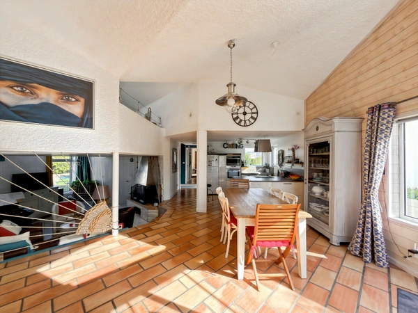 MAISON ATYPIQUE DE 80 M² SUR PLUS DE 1 000 M² DE TERRAIN