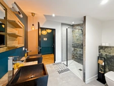 PRESTIGIOUS 10-ROOM PROPERTY NEAR LA ROCHELLE