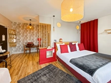 PRESTIGIOUS 10-ROOM PROPERTY NEAR LA ROCHELLE