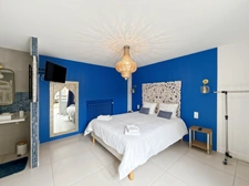 PRESTIGIOUS 10-ROOM PROPERTY NEAR LA ROCHELLE