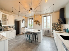 PRESTIGIOUS 10-ROOM PROPERTY NEAR LA ROCHELLE