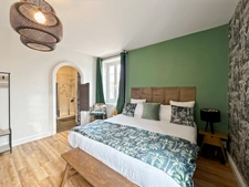 PRESTIGIOUS 10-ROOM PROPERTY NEAR LA ROCHELLE