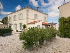 PRESTIGIOUS 10-ROOM PROPERTY NEAR LA ROCHELLE