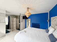 PRESTIGIOUS 10-ROOM PROPERTY NEAR LA ROCHELLE
