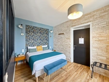 PRESTIGIOUS 10-ROOM PROPERTY NEAR LA ROCHELLE