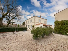 PRESTIGIOUS 10-ROOM PROPERTY NEAR LA ROCHELLE