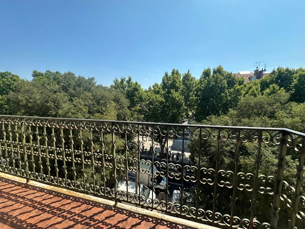 AIX EN PROVENCE - PROCHE PLACE DE LA ROTONDE - T1 dernier étage avec balcon