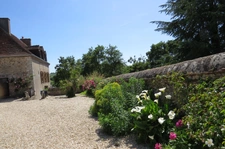 Charming 7-room priory near Blois with panoramic views, 3 minutes from the lake and golf course, ideal as a second home