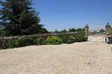 Charming 7-room priory near Blois with panoramic views, 3 minutes from the lake and golf course, ideal as a second home