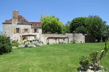 Charming 7-room priory near Blois with panoramic views, 3 minutes from the lake and golf course, ideal as a second home