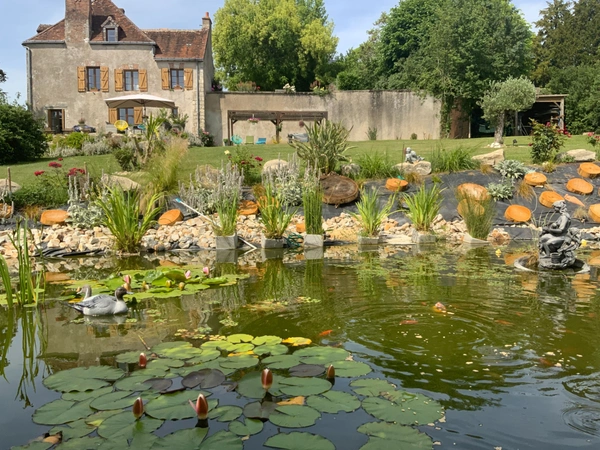 Prieuré de caractère  7 pièces proche Blois   vue dominante  3 minutes du lac , du golf , idéal maison secondaire et a 18 kms du tgv 