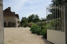Charming 7-room priory near Blois with panoramic views, 3 minutes from the lake and golf course, ideal as a second home