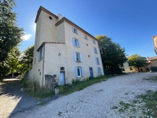 Propriété agricole avec maison de maître, corps de ferme et dépendances – 3,4 ha – Campagne