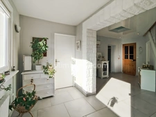  02100 Neuville Saint-Amand- Maison individuelle 130m2 sans mitoyenneté- 3 chambres – garage- cour avec jardinet 