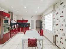 EXCLUSIVITÉ – 02100 Neuville Saint-Amand- Maison individuelle 130m2 sans mitoyenneté- 3 chambres – garage- cour avec jardinet 