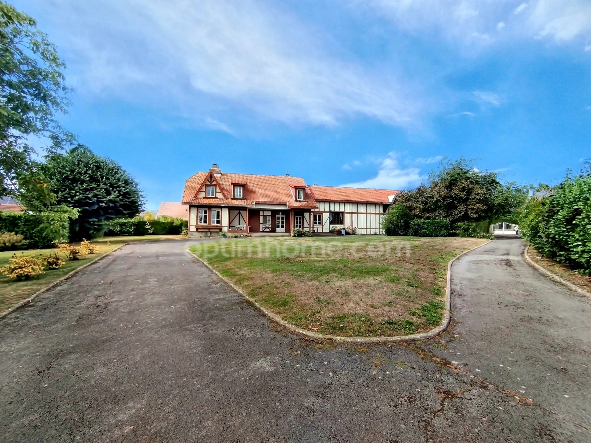 Maison 9 pièces 332 m² · à Neuville Saint Amand · 332 m² · 338 000 €