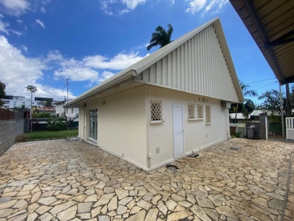 SAINTE CLOTILDE (974) A vendre Maison 4 pièces de 92 m² rénovée entièrement + dépendance T2 sur parcelle de 411 m²