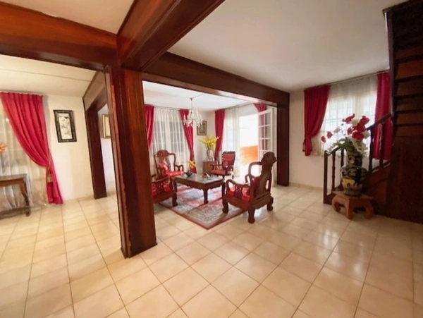 SAINT DENIS (974) Maison à vendre 8 pièces de 218 m² sur 2 niveaux - Garage - Sur parcelle de 755 m²