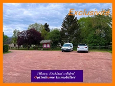 Ecurie avec 3 maisons sur 4 hectares proposant de nombreuses installations (boxes, manèges, carrières) dans l'Eure à 15min de L'Aigle 
