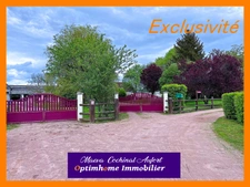 Ecurie avec 3 maisons sur 4 hectares proposant de nombreuses installations (boxes, manèges, carrières) dans l'Eure à 15min de L'Aigle 