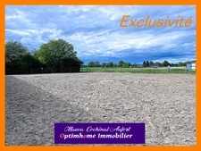 Ecurie avec 3 maisons sur 4 hectares proposant de nombreuses installations (boxes, manèges, carrières) dans l'Eure à 15min de L'Aigle 