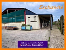 Ecurie avec 3 maisons sur 4 hectares proposant de nombreuses installations (boxes, manèges, carrières) dans l'Eure à 15min de L'Aigle 