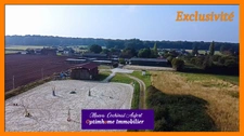 Ecurie avec 3 maisons sur 4 hectares proposant de nombreuses installations (boxes, manèges, carrières) dans l'Eure à 15min de L'Aigle 
