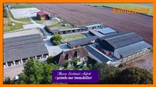 Ecurie avec 3 maisons sur 4 hectares proposant de nombreuses installations (boxes, manèges, carrières) dans l'Eure à 15min de L'Aigle 