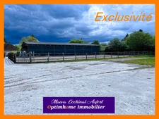 Ecurie avec 3 maisons sur 4 hectares proposant de nombreuses installations (boxes, manèges, carrières) dans l'Eure à 15min de L'Aigle 