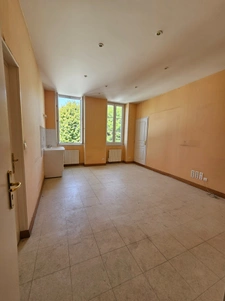 Maison de bourg avec grange et petit terrain – Besson (03)