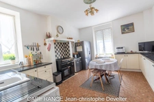 4 bedroom character property with large barn on 1,25 acre land  