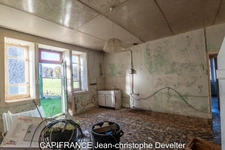 Stone house to renovate with two barns on 0,5 acre land