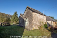 Stone house to renovate with two barns on 0,5 acre land