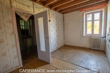 Stone house to renovate with two barns on 0,5 acre land
