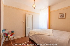 4 bedroom character property with large barn on 1,25 acre land  