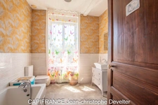 4 bedroom character property with large barn on 1,25 acre land  