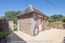4 bedroom character property with large barn on 1,25 acre land  