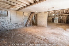 4 bedroom character property with large barn on 1,25 acre land  