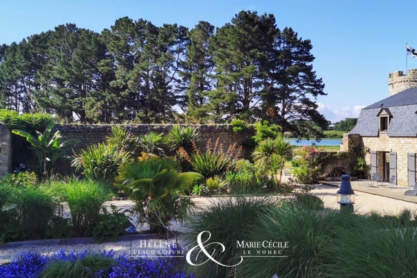 GOLFE DU MORBIHAN — DOMAINE HISTORIQUE D’EXCEPTION AVEC VUE ET ACCÈS DIRECT À L’EAU