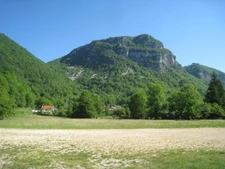Maison à vendre 5 pièces de 148 m² à CHALEY (01) avec jardin de 436 m² en bordure de la rivière.