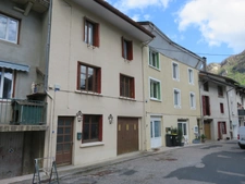 Maison à vendre 5 pièces de 148 m² à CHALEY (01) avec jardin de 436 m² en bordure de la rivière.