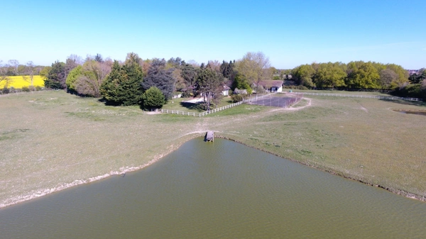 Propriete à vendre sur 35 hectares, 14 pièces, piscine, tennis, chasse, pêche, équitation, au cœur de la Dombes