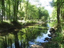 Maison à vendre 5 pièces de 148 m² à CHALEY (01) avec jardin de 436 m² en bordure de la rivière.