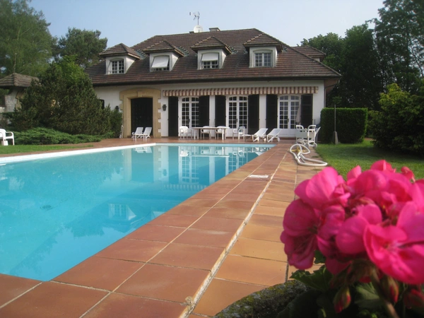 Propriete à vendre sur 35 hectares, 14 pièces, piscine, tennis, chasse, pêche, équitation, au cœur de la Dombes