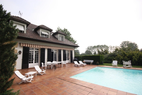 Propriete à vendre sur 35 hectares, 14 pièces, piscine, tennis, chasse, pêche, équitation, au cœur de la Dombes