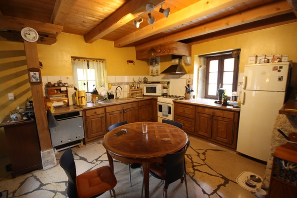 Maison en pierres à vendre 7 pièces de 168 m² à MARIGNIEU (01) plus sous-sol