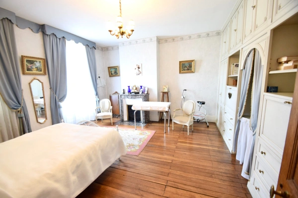 Dpt Loiret (45), à vendre ORLEANS maison P10 de 270 m² - Terrain de 460,00 m² 